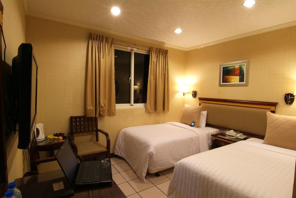 Puti Commercial Hotel Лонгтан Екстериор снимка