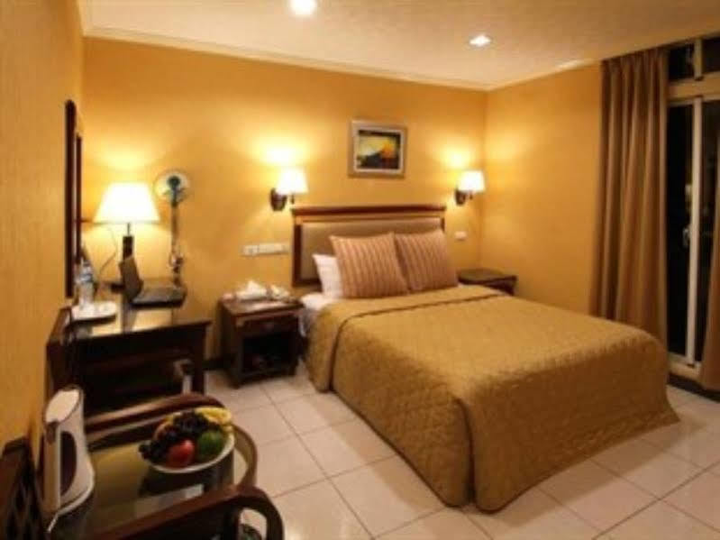 Puti Commercial Hotel Лонгтан Екстериор снимка
